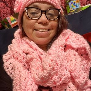 I sale hat,scarf and headbands sets Crochet by hand all sets are $25